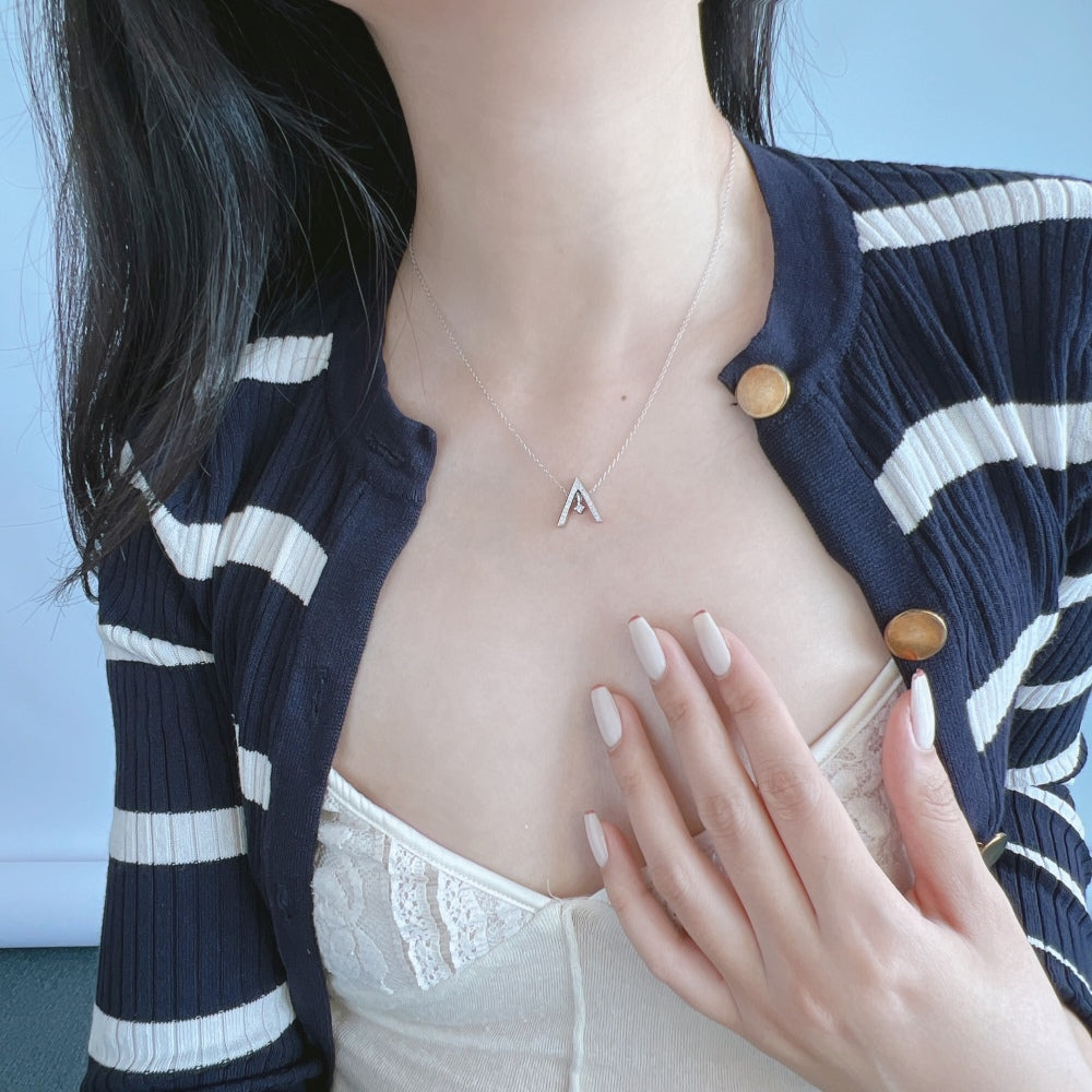 [Clover Jewelry]Funkelnde "A"-Form Halskette