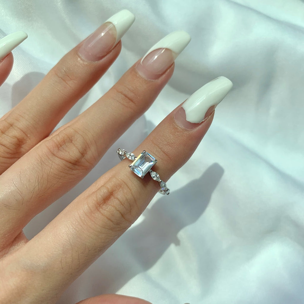 [Clover Jewelry]1.0カラット デインティ レスプレンデント ラディアントカット デイリーリング