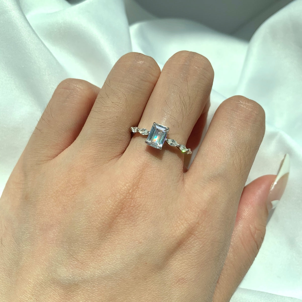[Clover Jewelry]1.0カラット デインティ レスプレンデント ラディアントカット デイリーリング