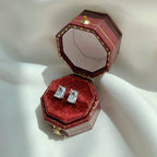 [Clover Schmuck] Elegante, glänzende, rechteckige Ohrstecker mit zentralem Stein
