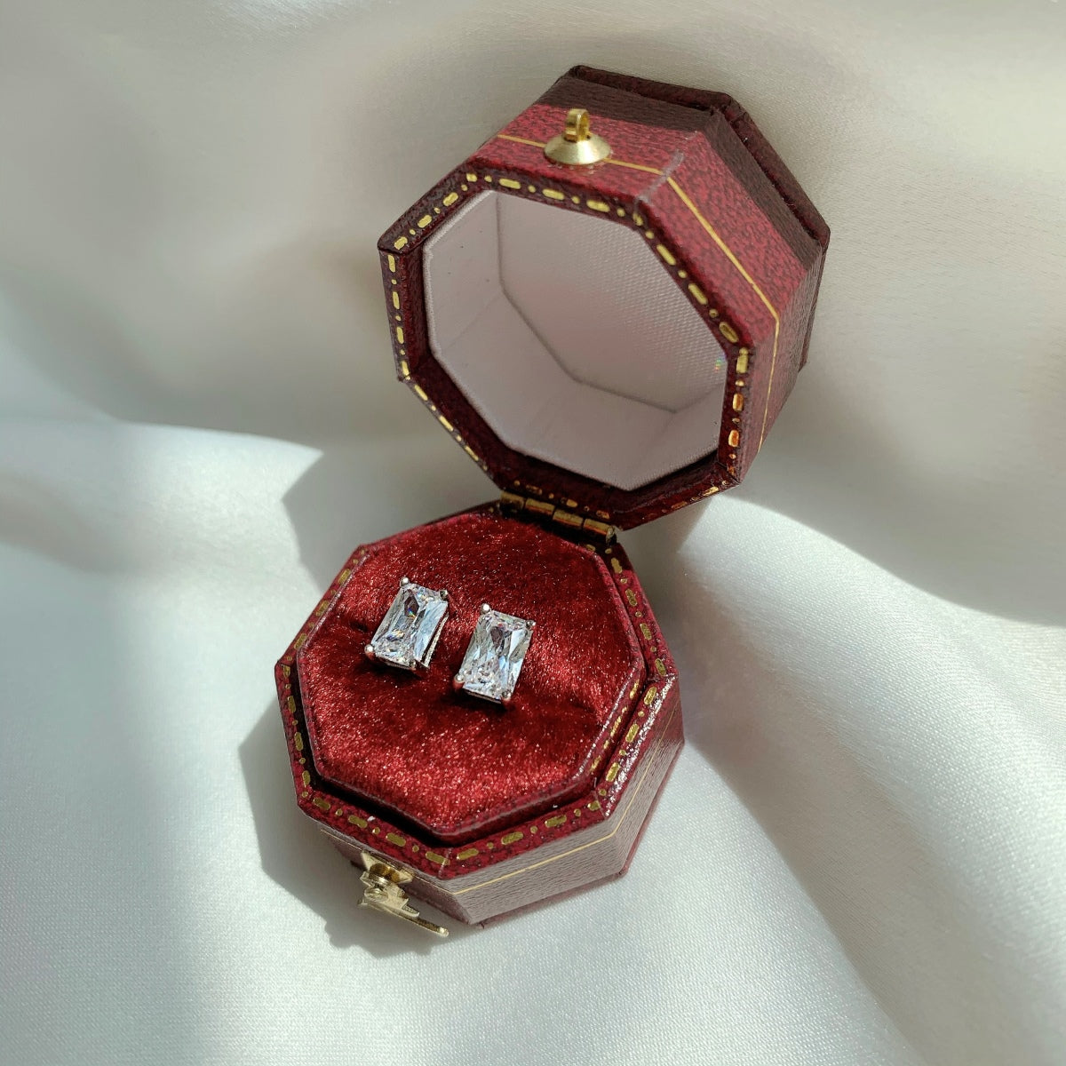[Clover Schmuck] Elegante, glänzende, rechteckige Ohrstecker mit zentralem Stein