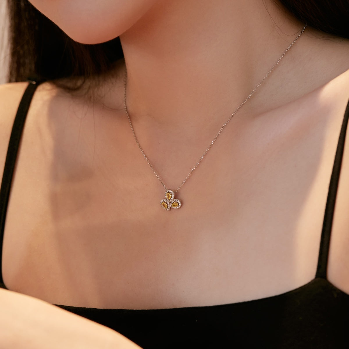 [Clover Jewelry]Elegante Blumenförmige Halskette mit Tropfenschliff