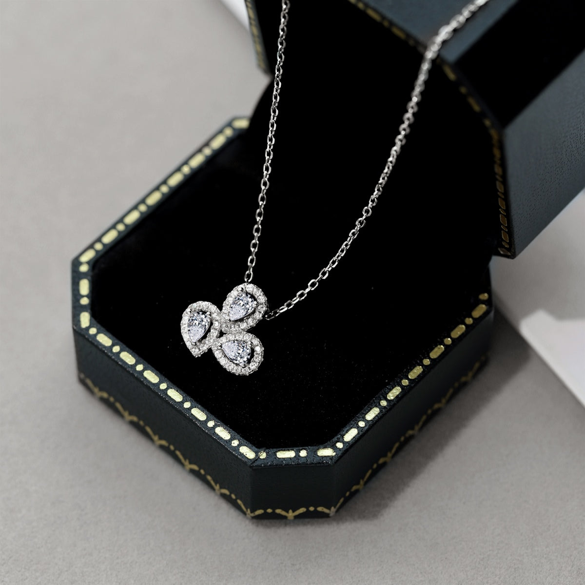 [Clover Jewelry]Elegante Blumenförmige Halskette mit Tropfenschliff