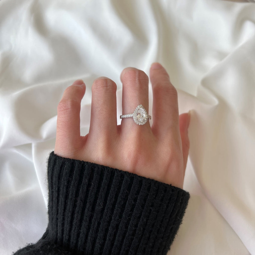 [Clover Jewelry]1.0カラット 豪華絢爛 ウォータードロップ型 結婚指輪