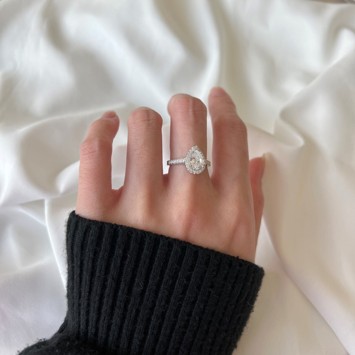 [Clover Jewelry]1.0カラット 豪華絢爛 ウォータードロップ型 結婚指輪