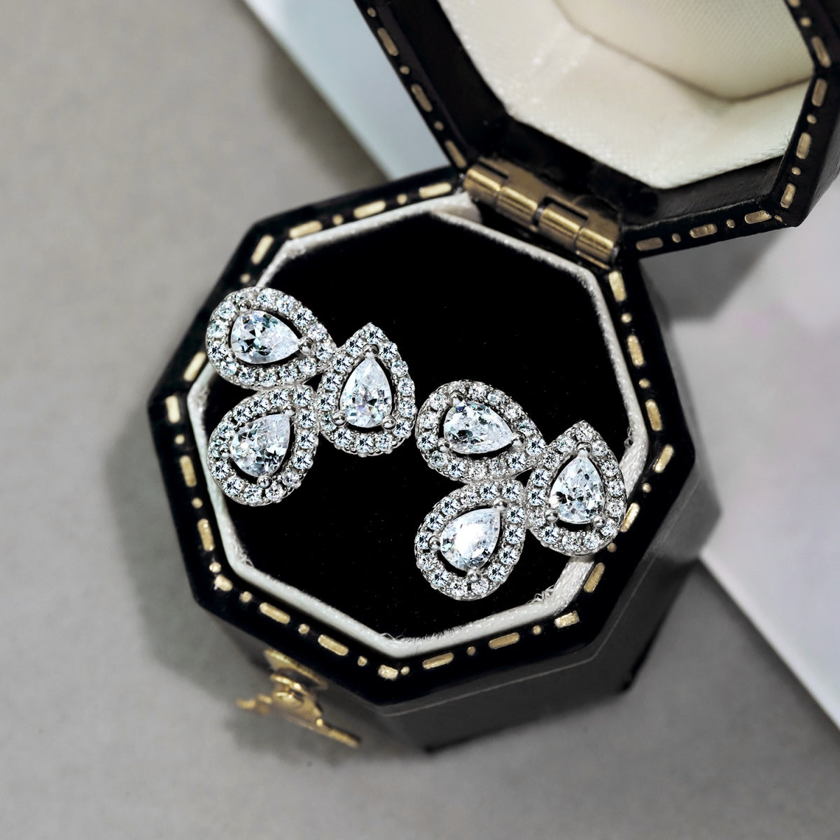 [Clover Jewelry]Aufwendige blütenförmige Liebhaberohrringe mit tropfenförmigem Schliff