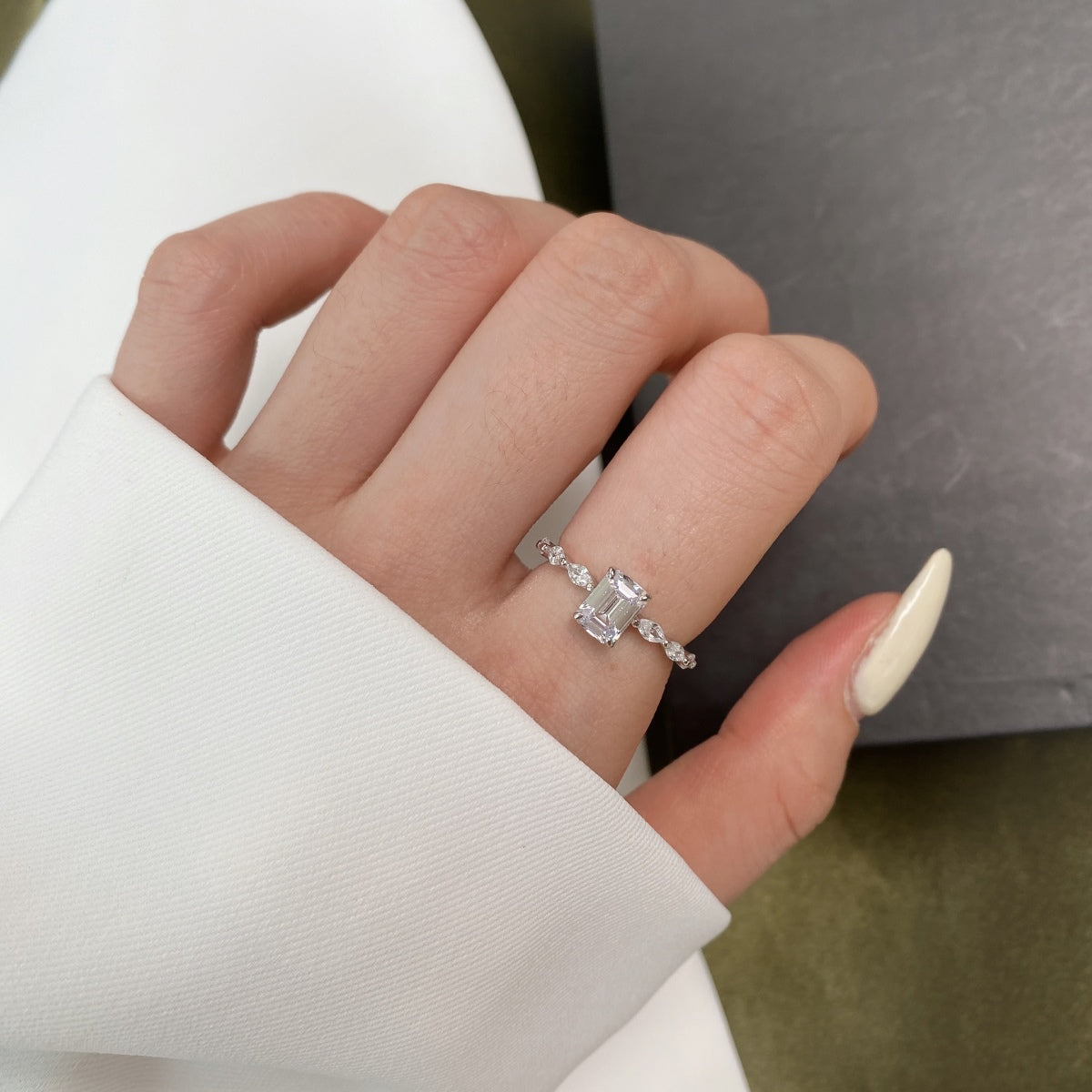 [Clover Jewelry]1.0カラット デインティ レスプレンデント ラディアントカット デイリーリング