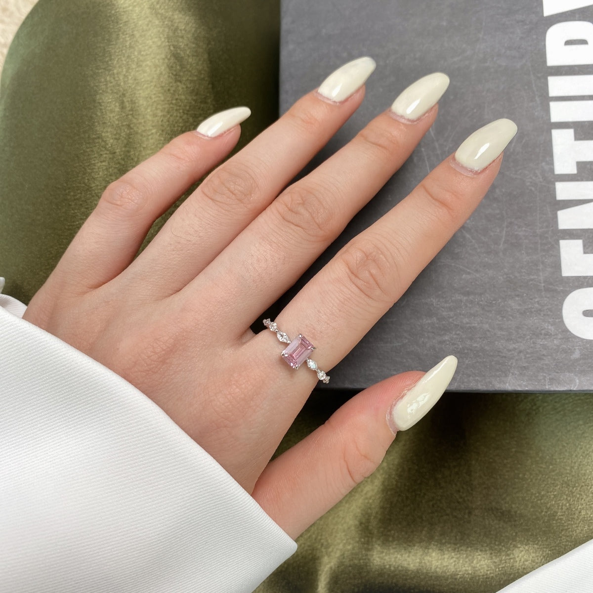 [Clover Jewelry]1.0カラット デインティ レスプレンデント ラディアントカット デイリーリング