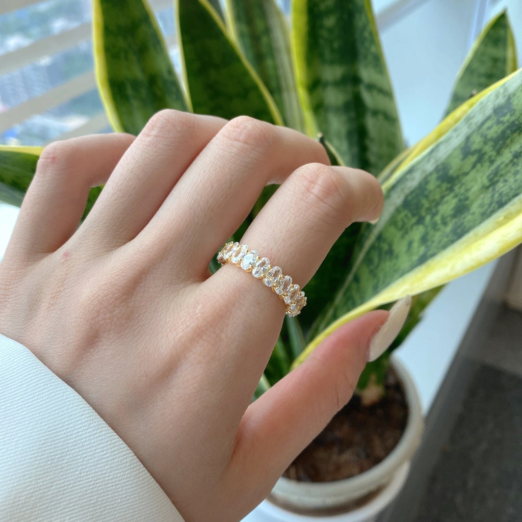 [クローバージュエリー]オーバルカットテニスリング（装飾付き）