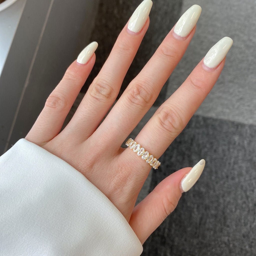 [クローバージュエリー]オーバルカットテニスリング（装飾付き）