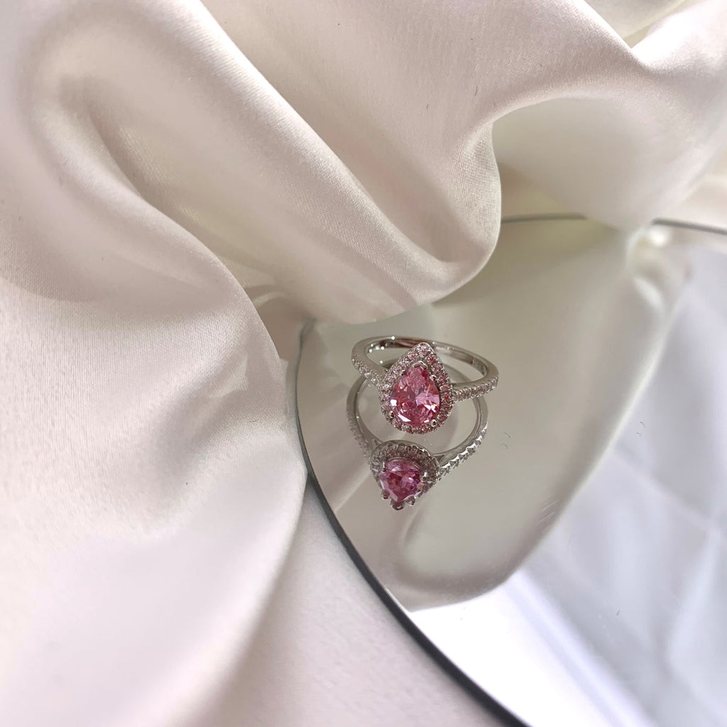 [Clover Jewelry]1.0カラット 豪華絢爛 ウォータードロップ型 結婚指輪