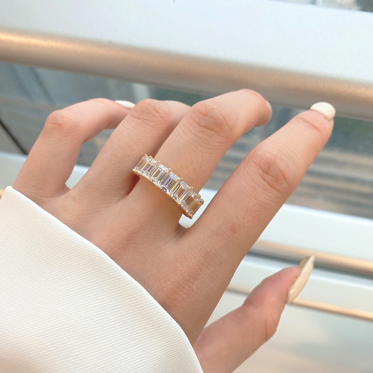 [Clover Jewelry]0.75 Karat Eleganter Tennisring mit Smaragdschliff