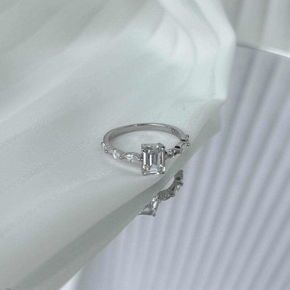 [Clover Jewelry]1.0カラット デインティ レスプレンデント ラディアントカット デイリーリング
