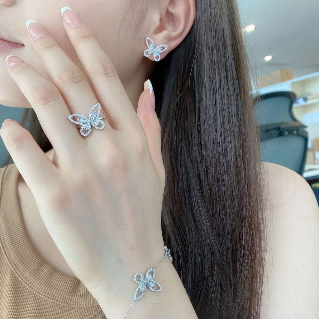 [クローバージュエリー]繊細な蝶のペンダントブレスレット