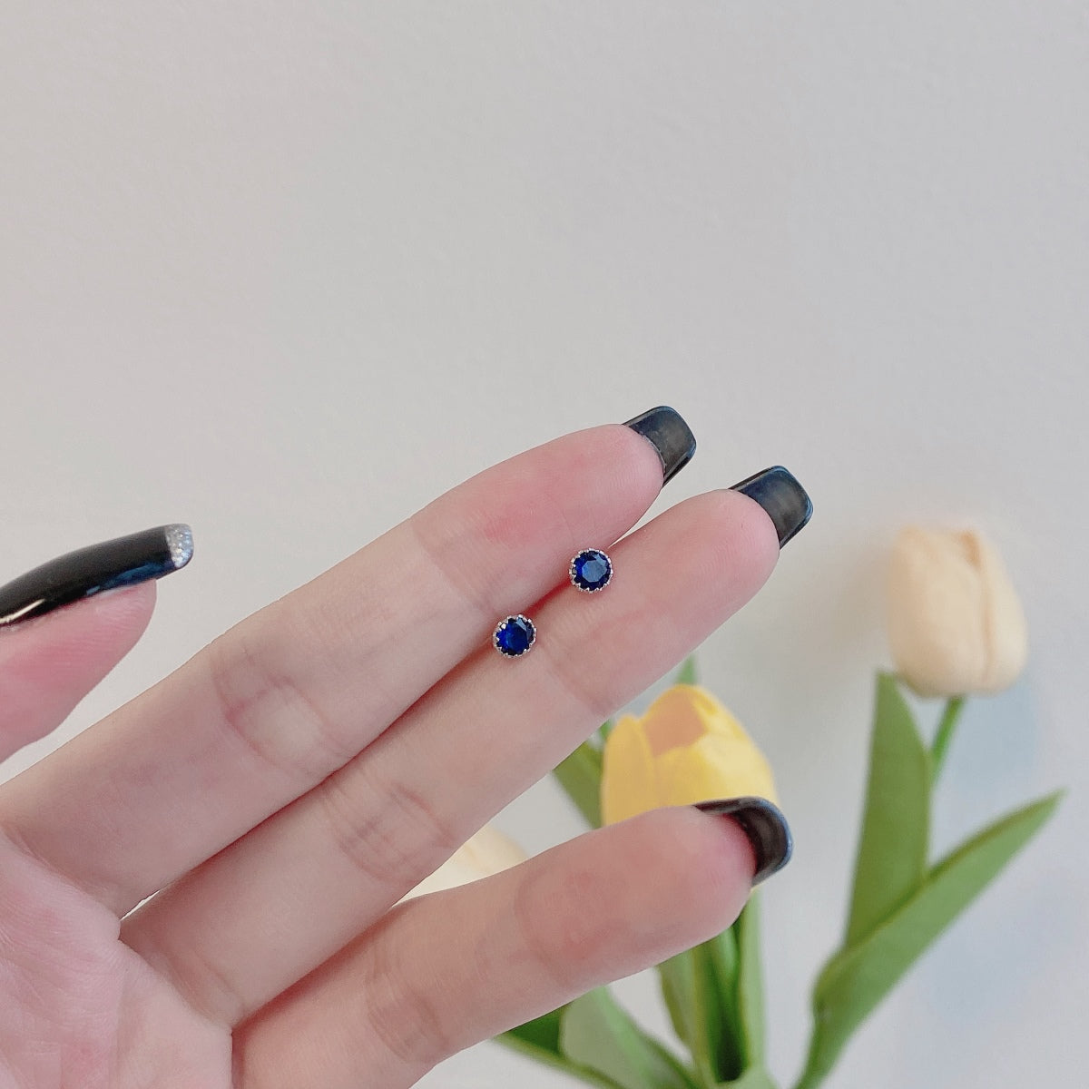 [クローバー・ジュエリー]煌めくカラフルなラウンド型ピアス