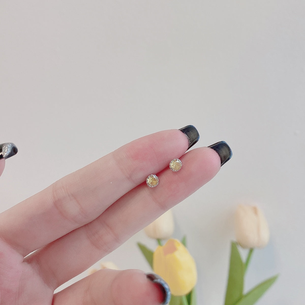 [クローバー・ジュエリー]煌めくカラフルなラウンド型ピアス