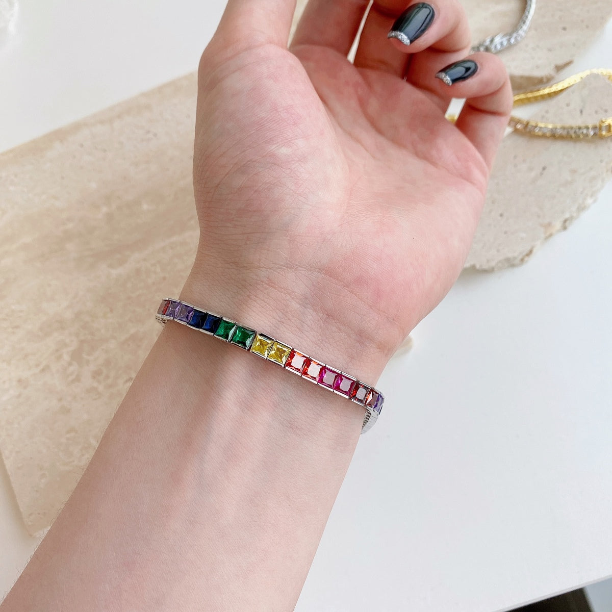 [Clover Jewelry]Funkelndes buntes Tennisarmband mit Prinzessinnenschliff