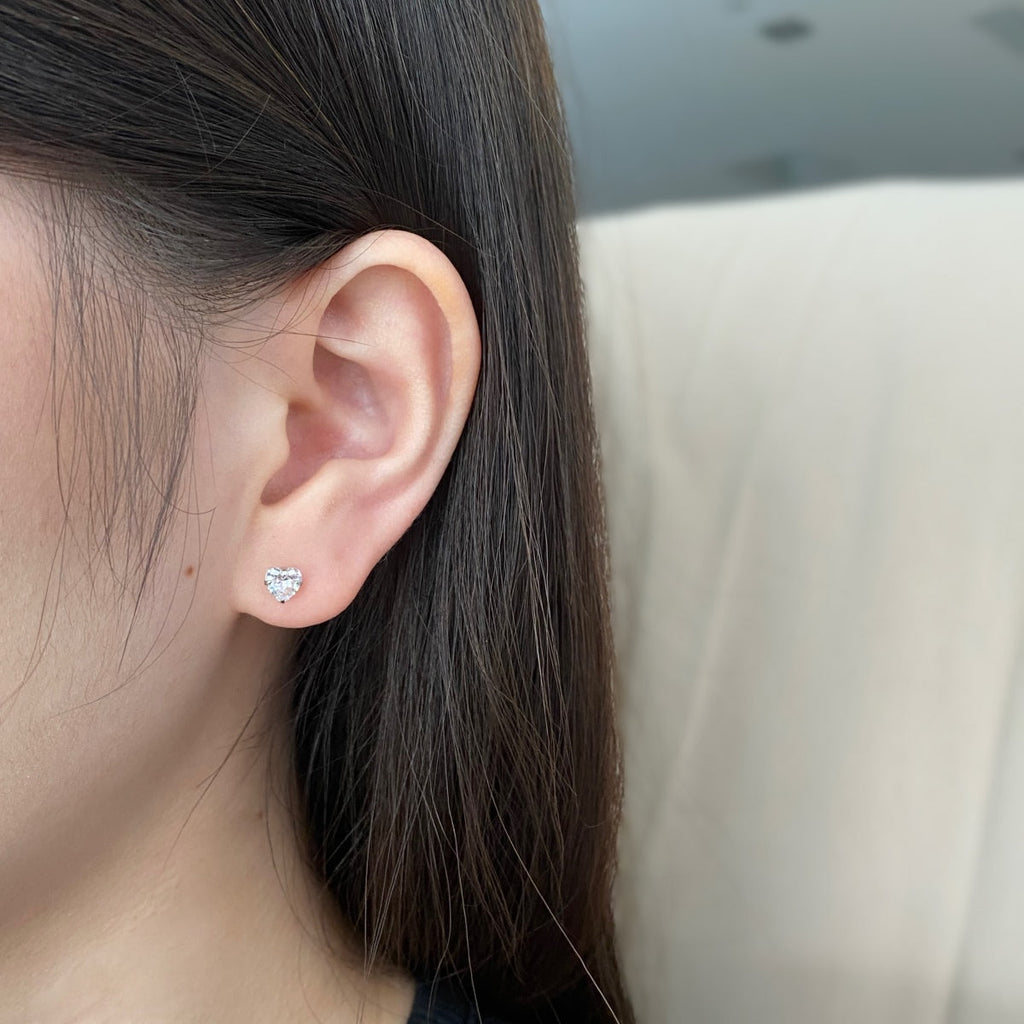 [クローバージュエリー]輝くハート型シンプルピアス
