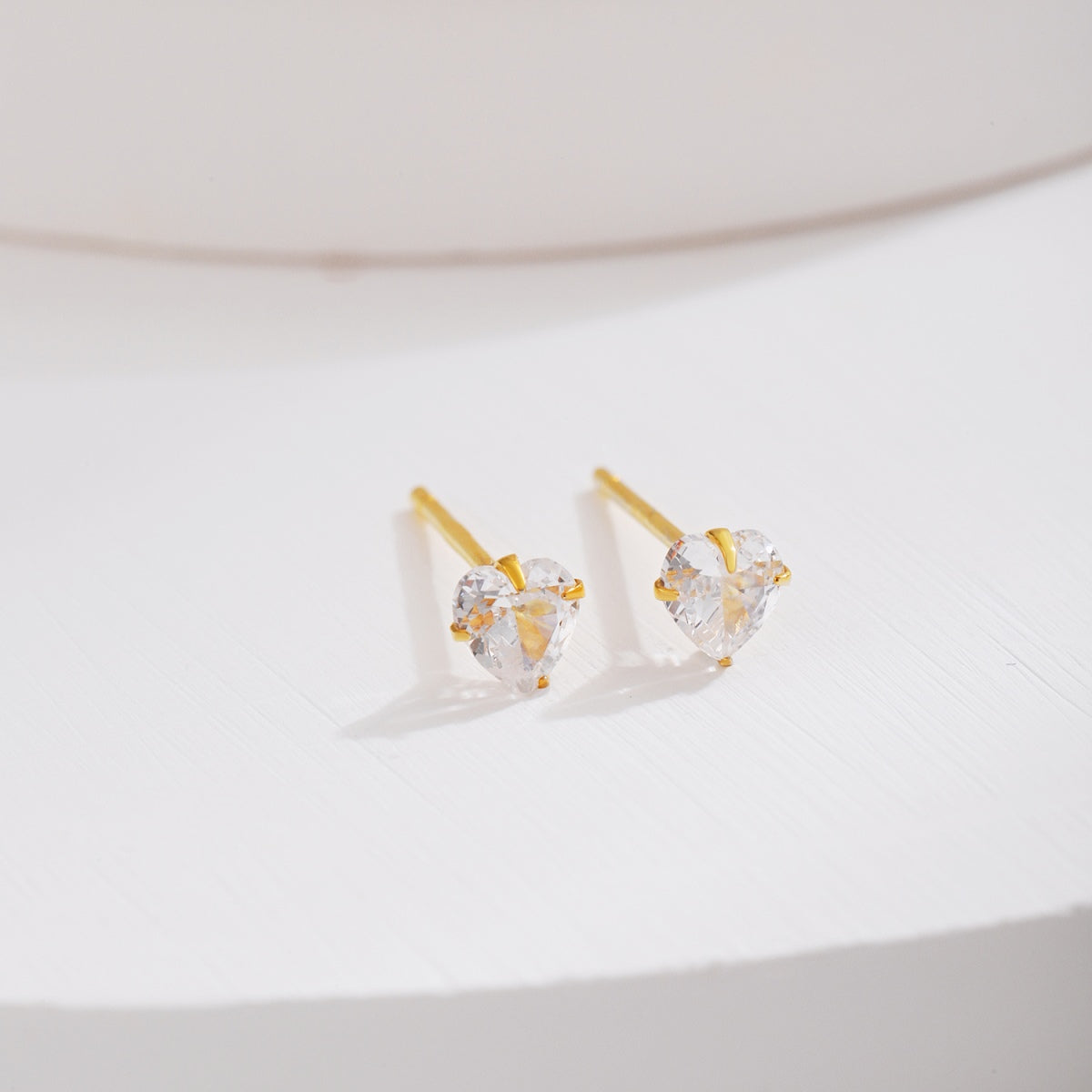 [クローバージュエリー]輝くハート型シンプルピアス