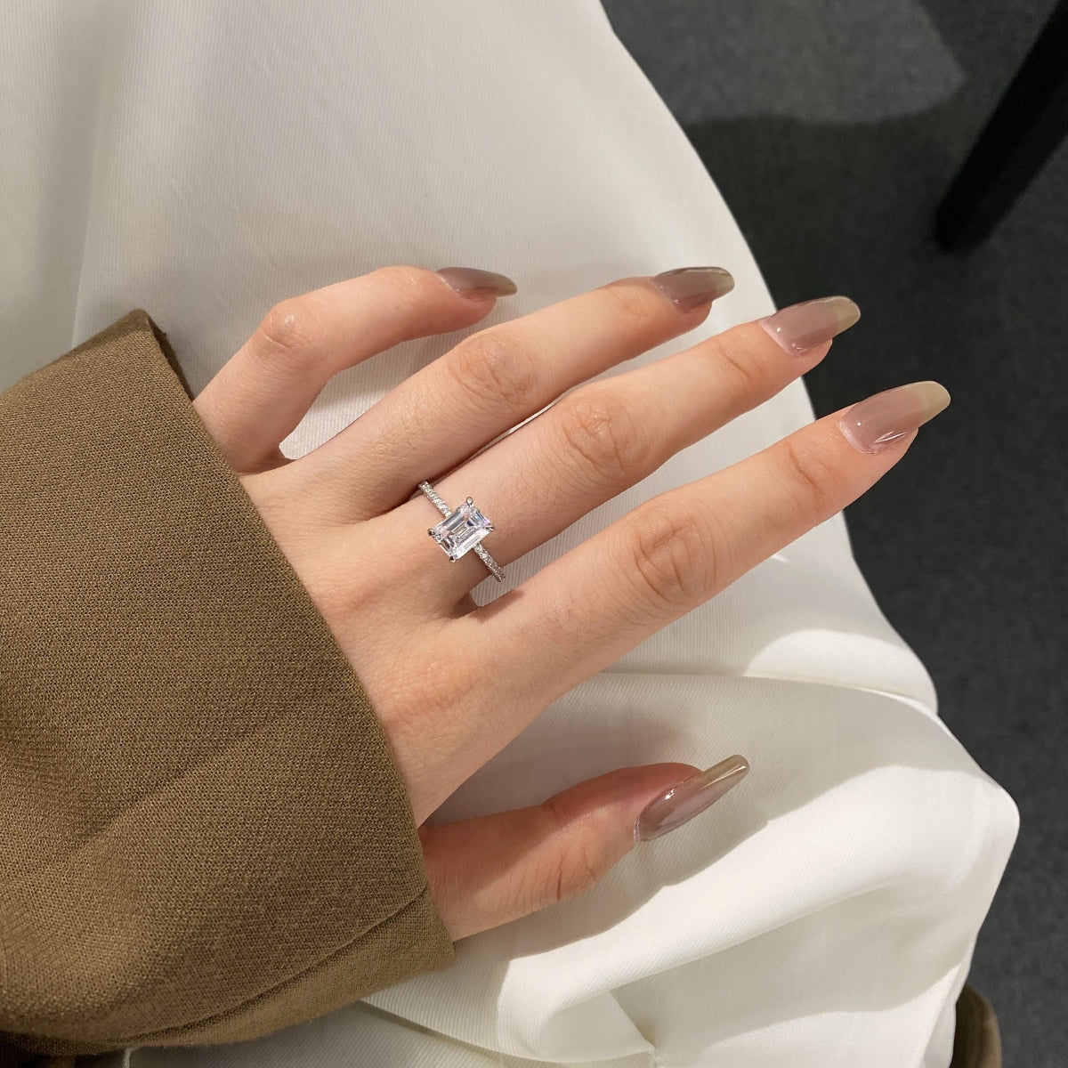 [Clover Jewelry]2.0カラット 華やかな光を放つラディアントカット パーティーリング