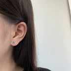 [クローバー・ジュエリー]煌めくカラフルなラウンド型ピアス
