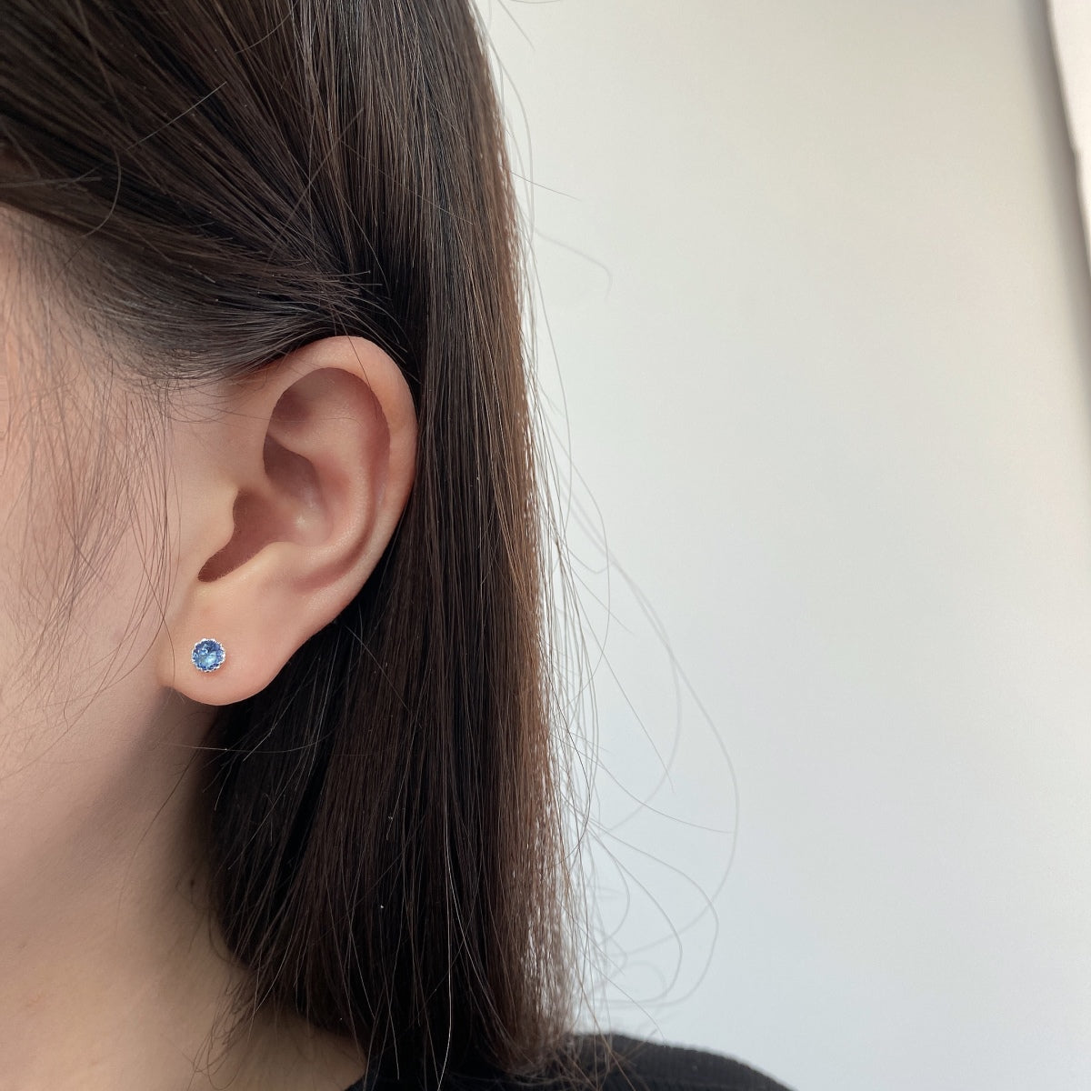 [クローバー・ジュエリー]煌めくカラフルなラウンド型ピアス