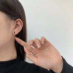 [クローバー・ジュエリー]煌めくカラフルなラウンド型ピアス
