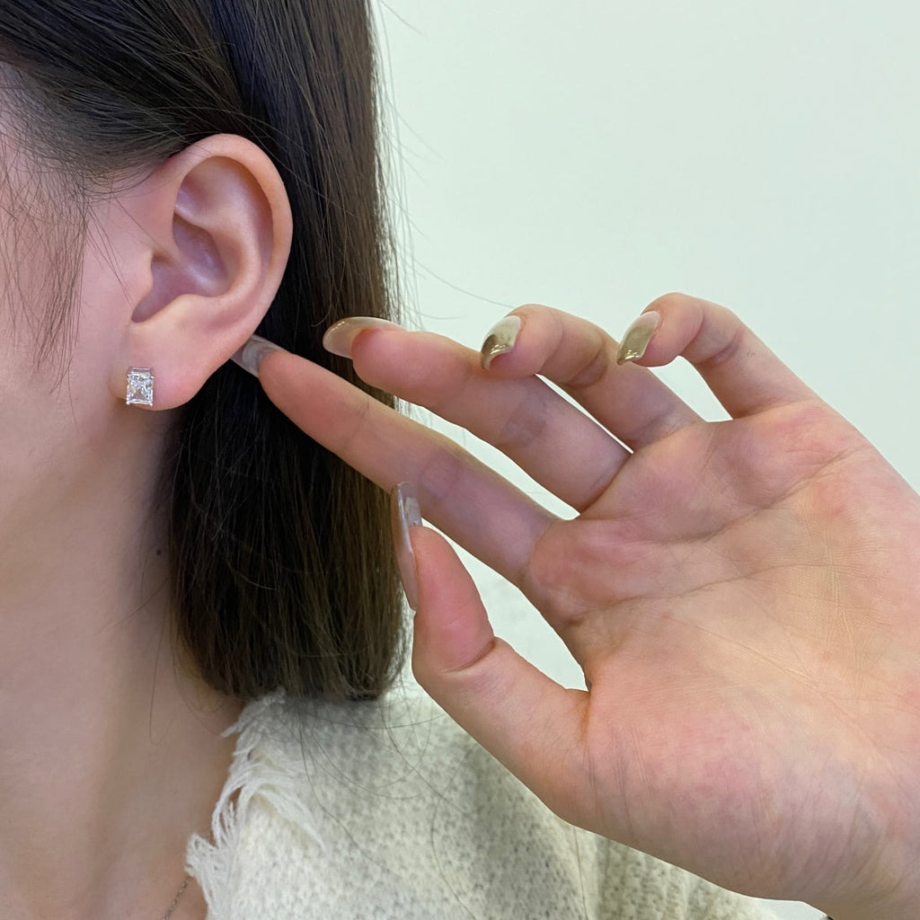 [Clover Schmuck] Elegante, glänzende, rechteckige Ohrstecker mit zentralem Stein
