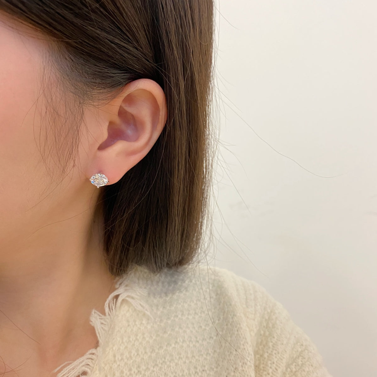 [クローバージュエリー]スタイリッシュシャイニーラウンドセンターストーンスタッドピアス