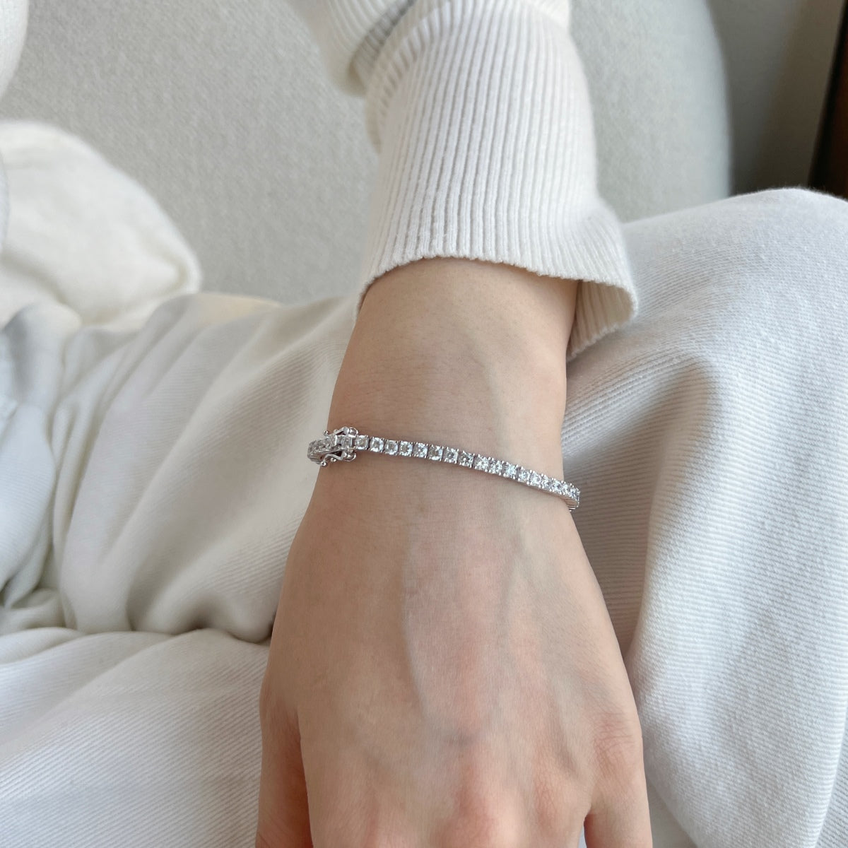 [Clover Jewelry]Zierliches bezauberndes Tennisarmband mit runden Steinen