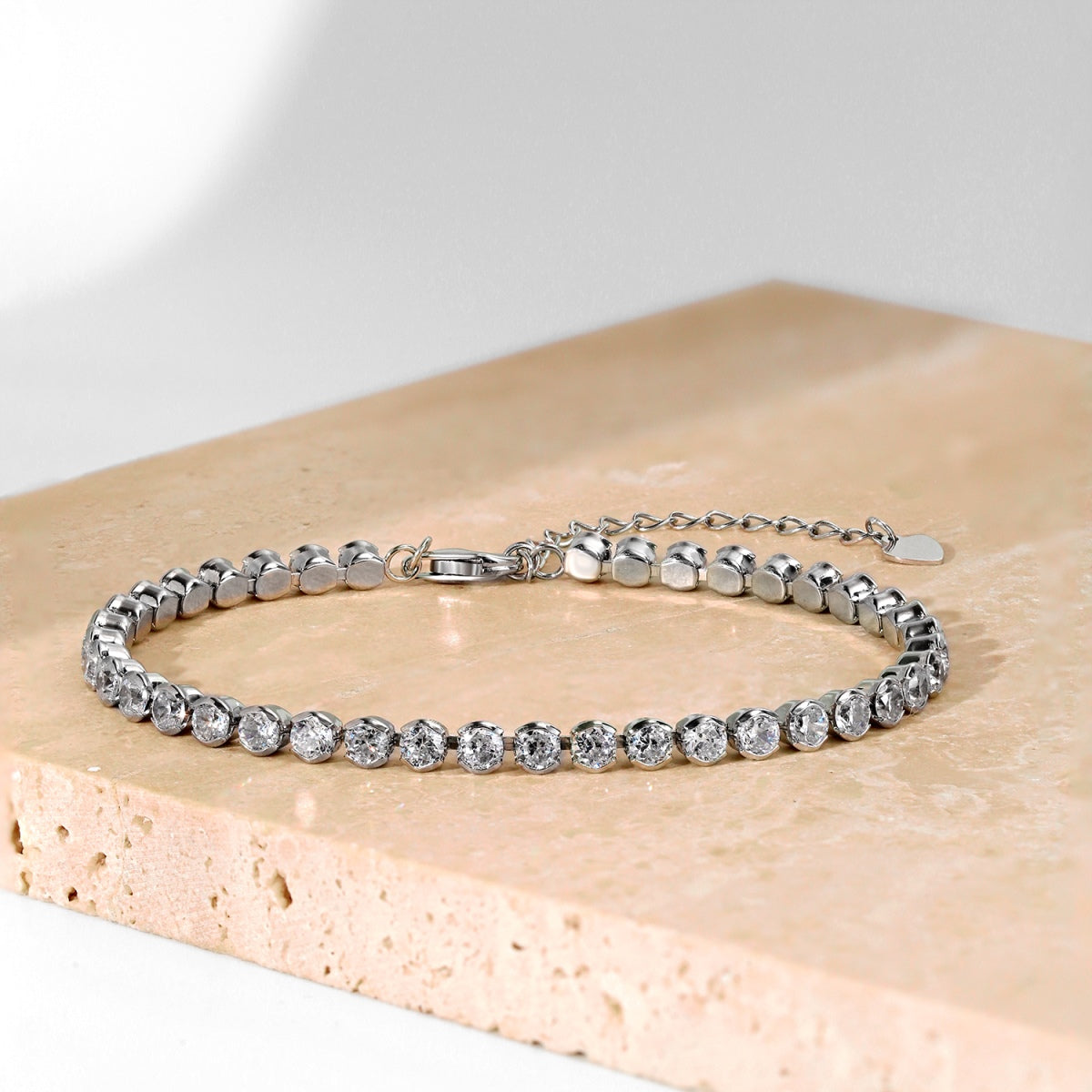 [Clover Jewelry]Funkelndes Armband mit runden Diamanten für den Alltag