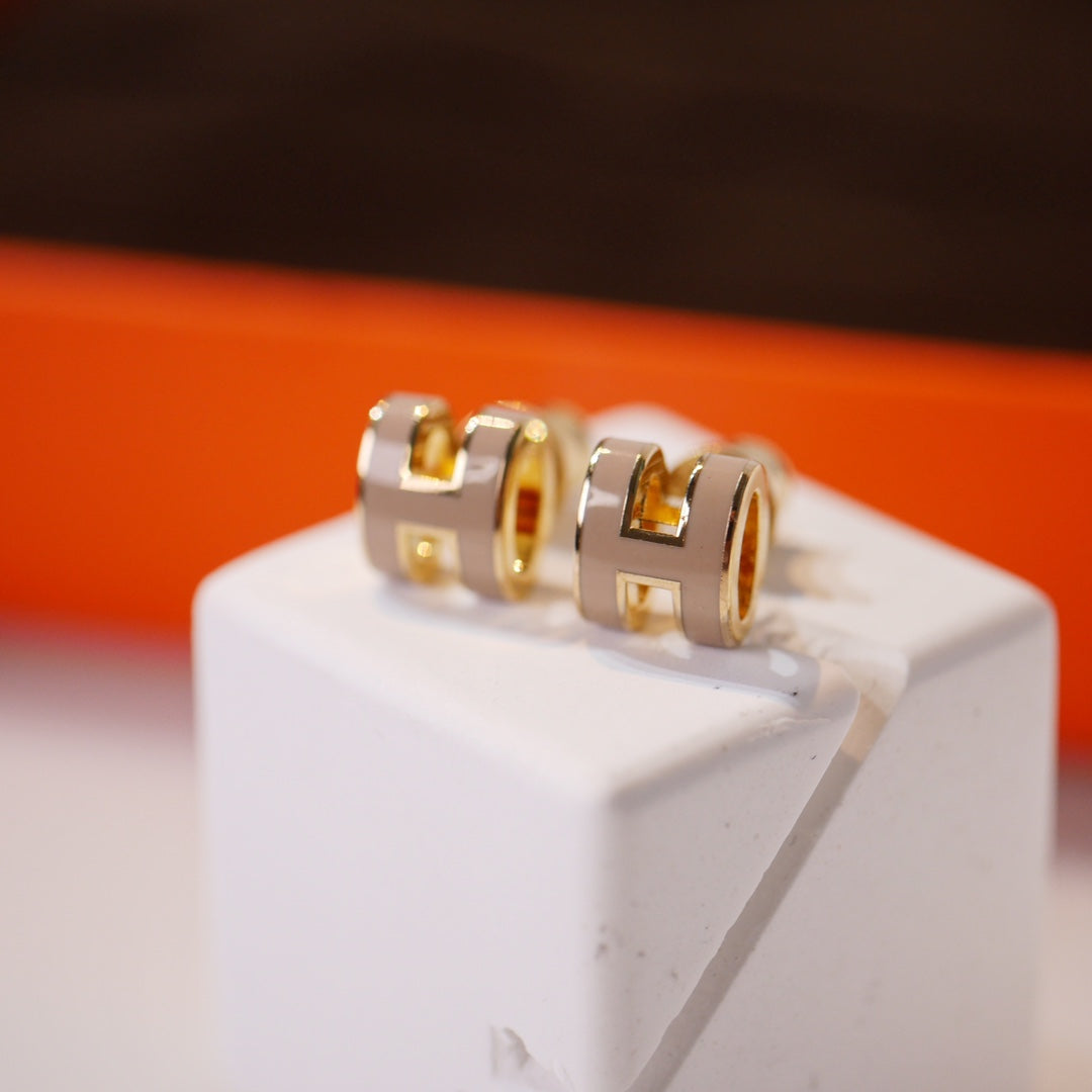 [Clover Jewelry]MINI POP H GOLD EARRINGS GREY