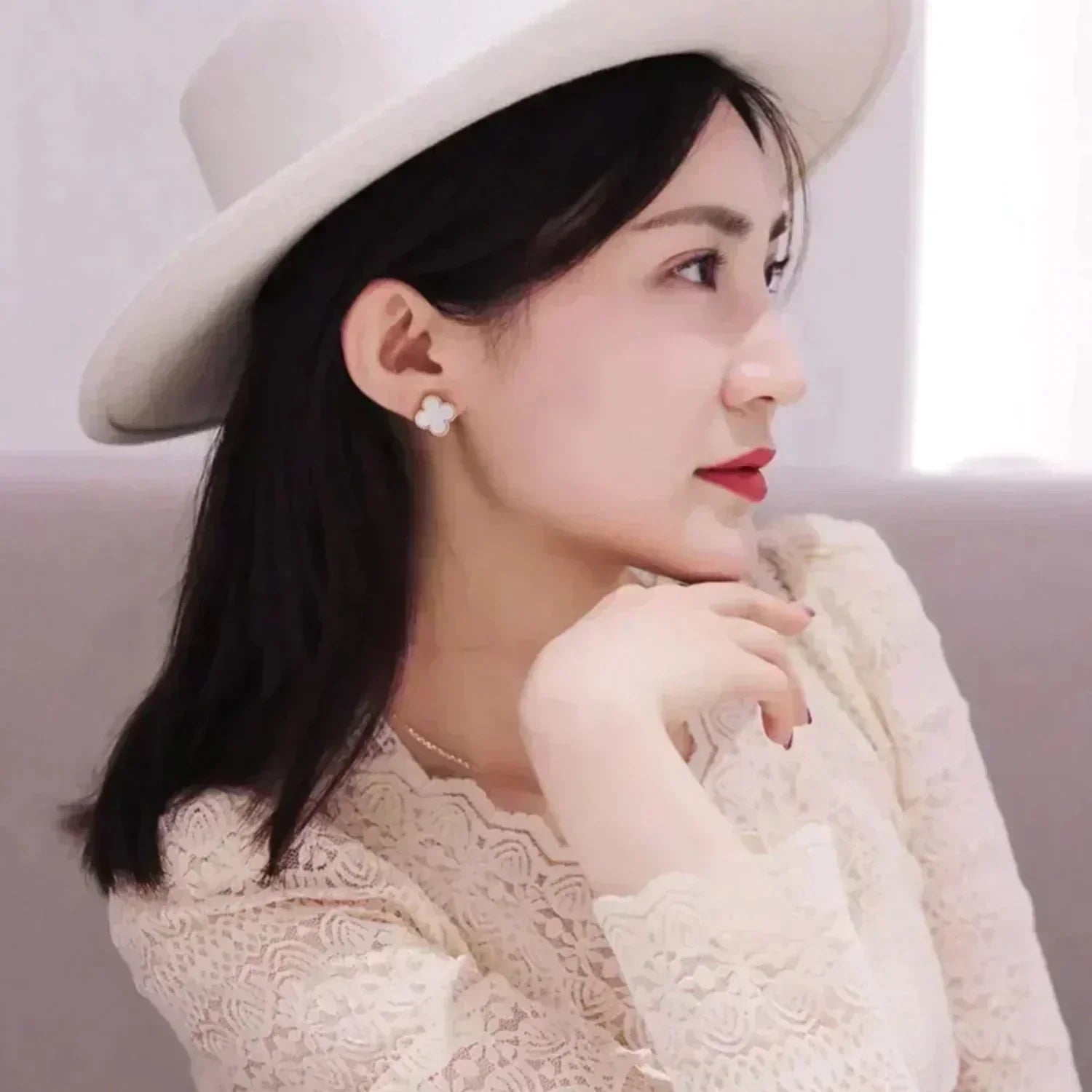 [Clover Jewelry]CLOVER MEDIUM 1 MOTIFS  WHITE MOP STUD EARRINGS