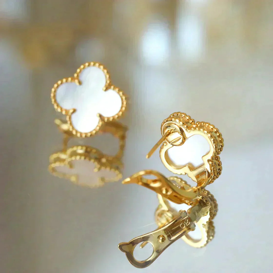 [Clover Jewelry]CLOVER MEDIUM 1 MOTIFS  WHITE MOP STUD EARRINGS