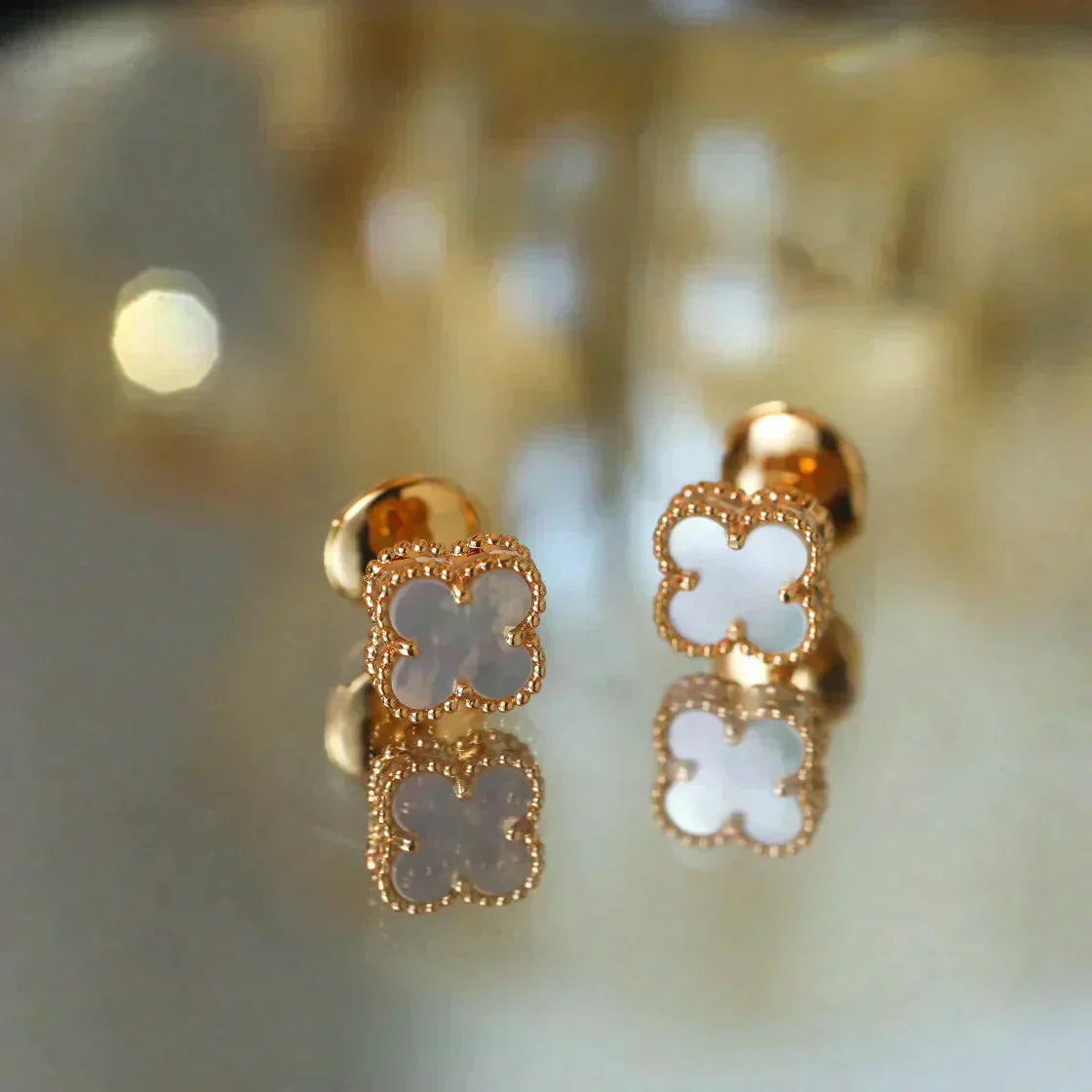 [Clover Jewelry]CLOVER MINI 9.5MM WHITE MOP EARRINGS