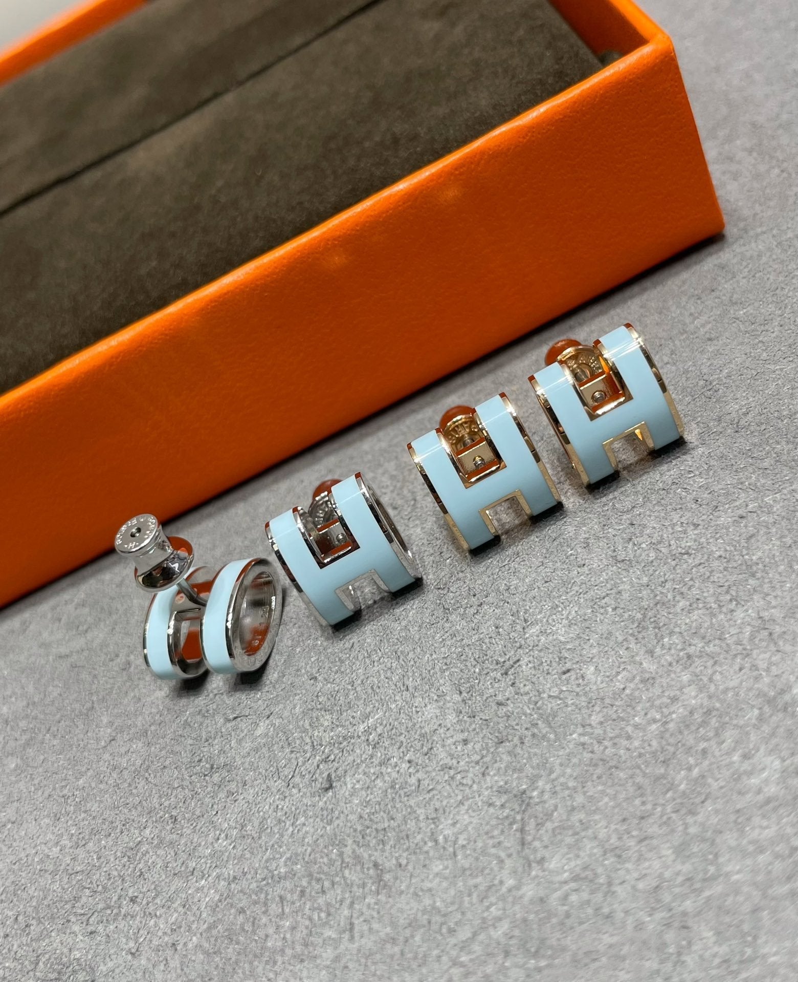 [Clover Jewelry]POP H SKY BLUE STUD EARRINGS