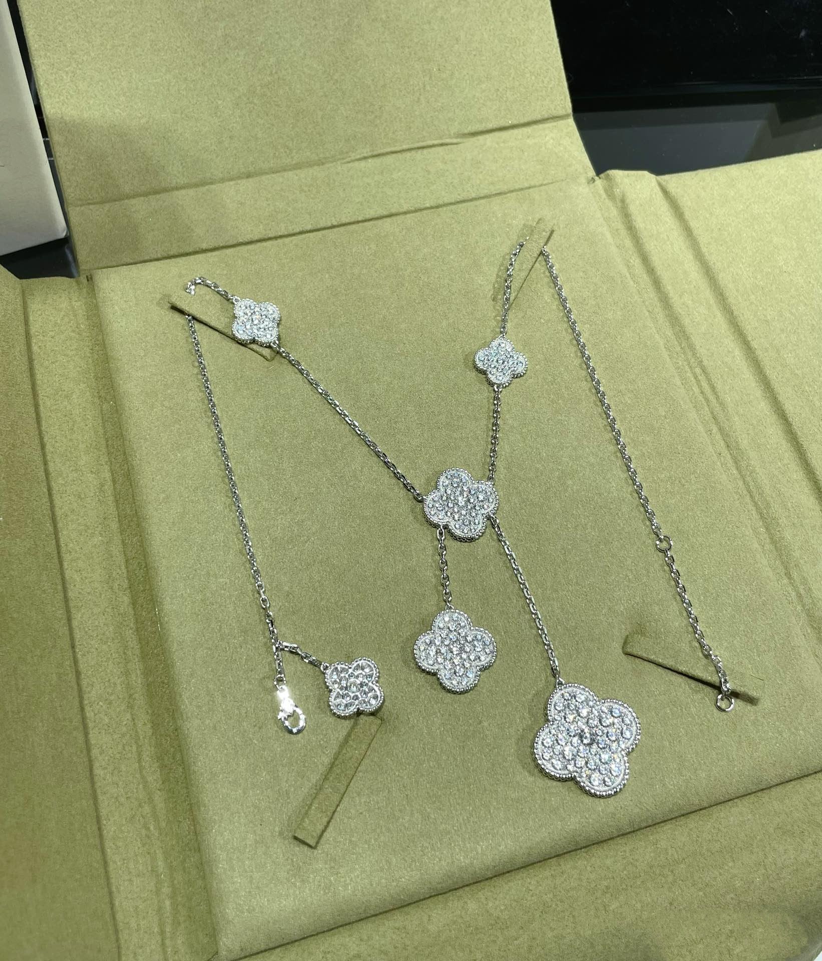 [Clover Jewelry]CLOVER 6 MOTIF DIAMOND PAVED NECKLACE