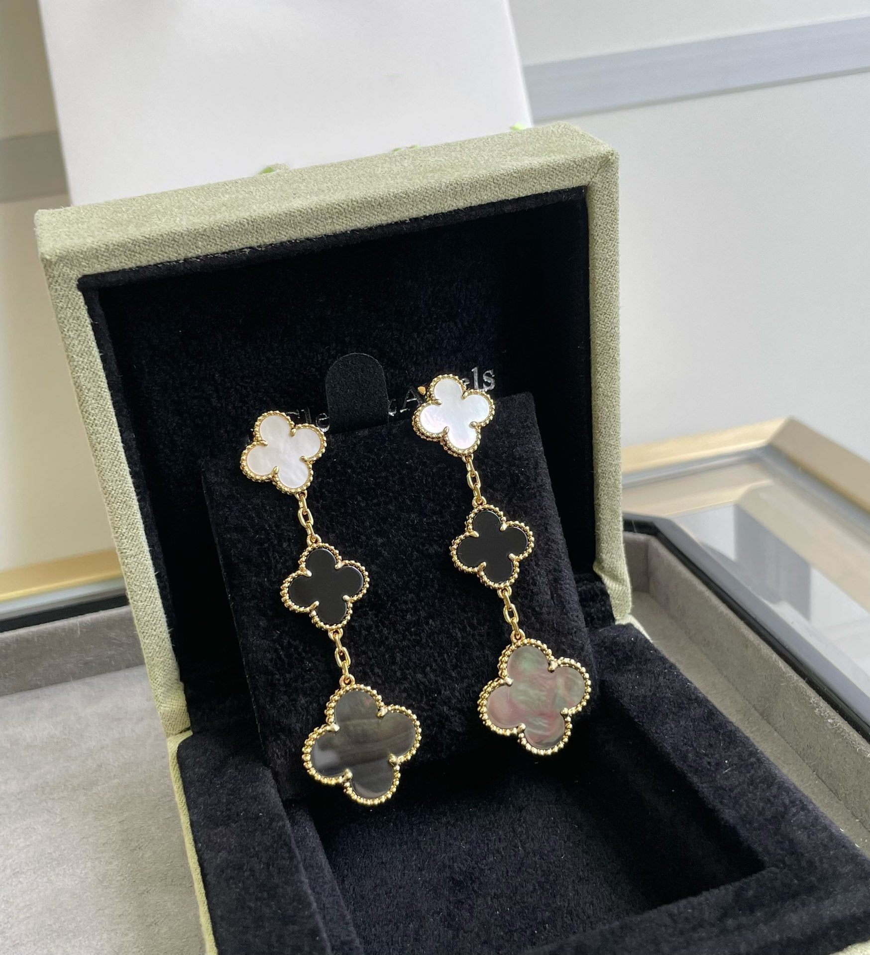 [Clover Jewelry]CLOVER 3 MOTIF MOP ONYX DARK MOP PINK GOLD EARRINGS