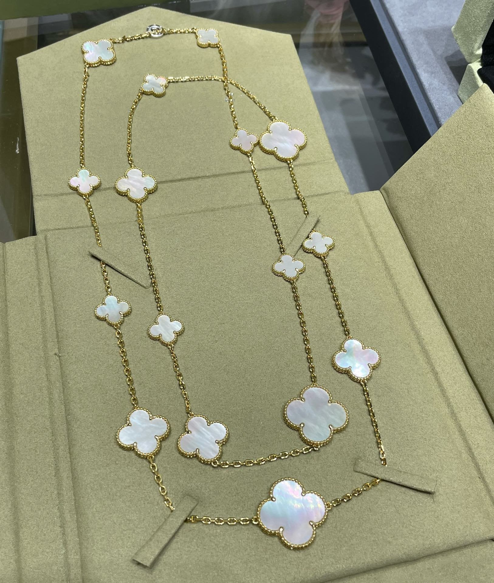 [Clover Jewelry]CLOVER 16 MOTIF WHITE MOP GOLD NECKLACE
