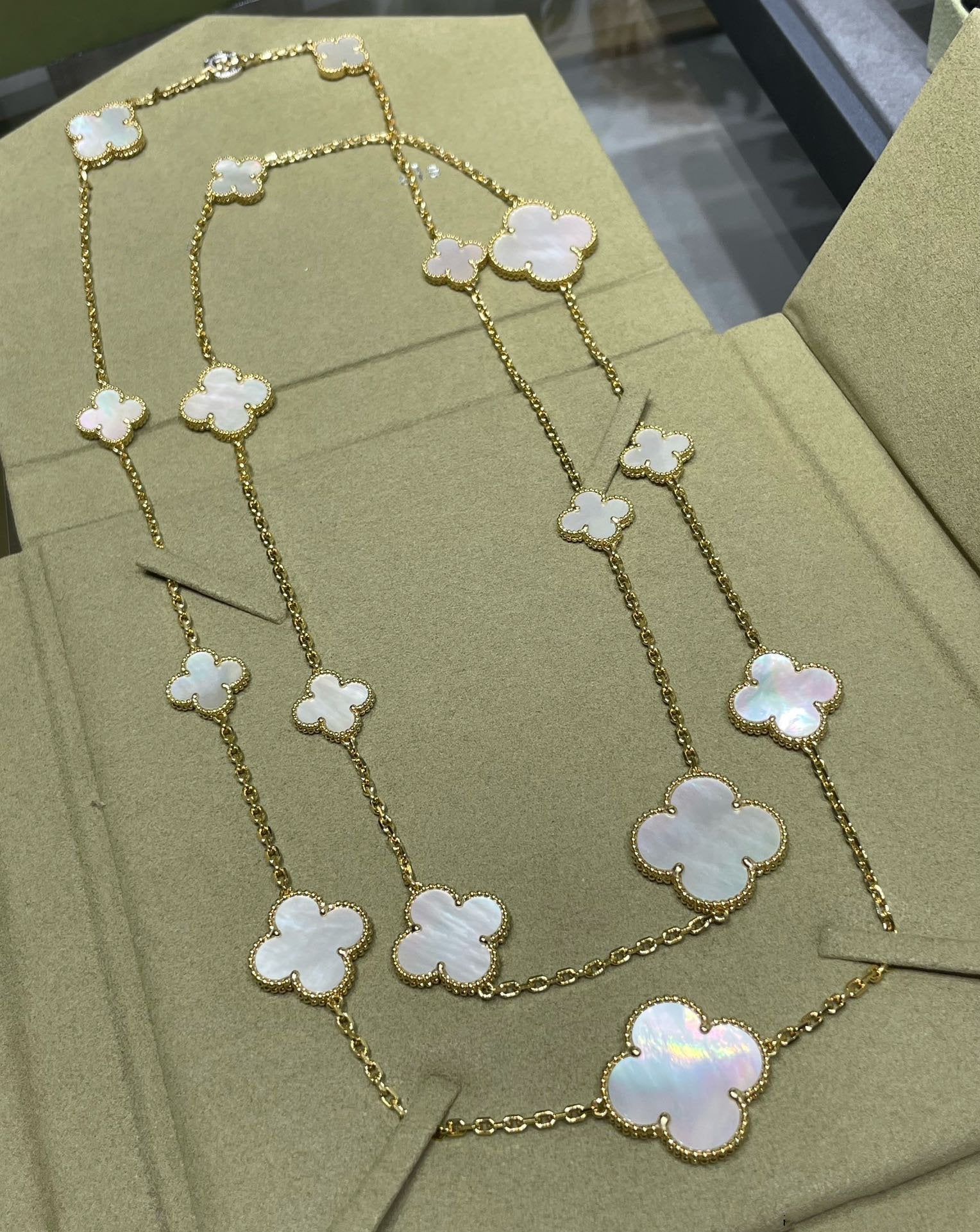 [Clover Jewelry]CLOVER 16 MOTIF WHITE MOP GOLD NECKLACE