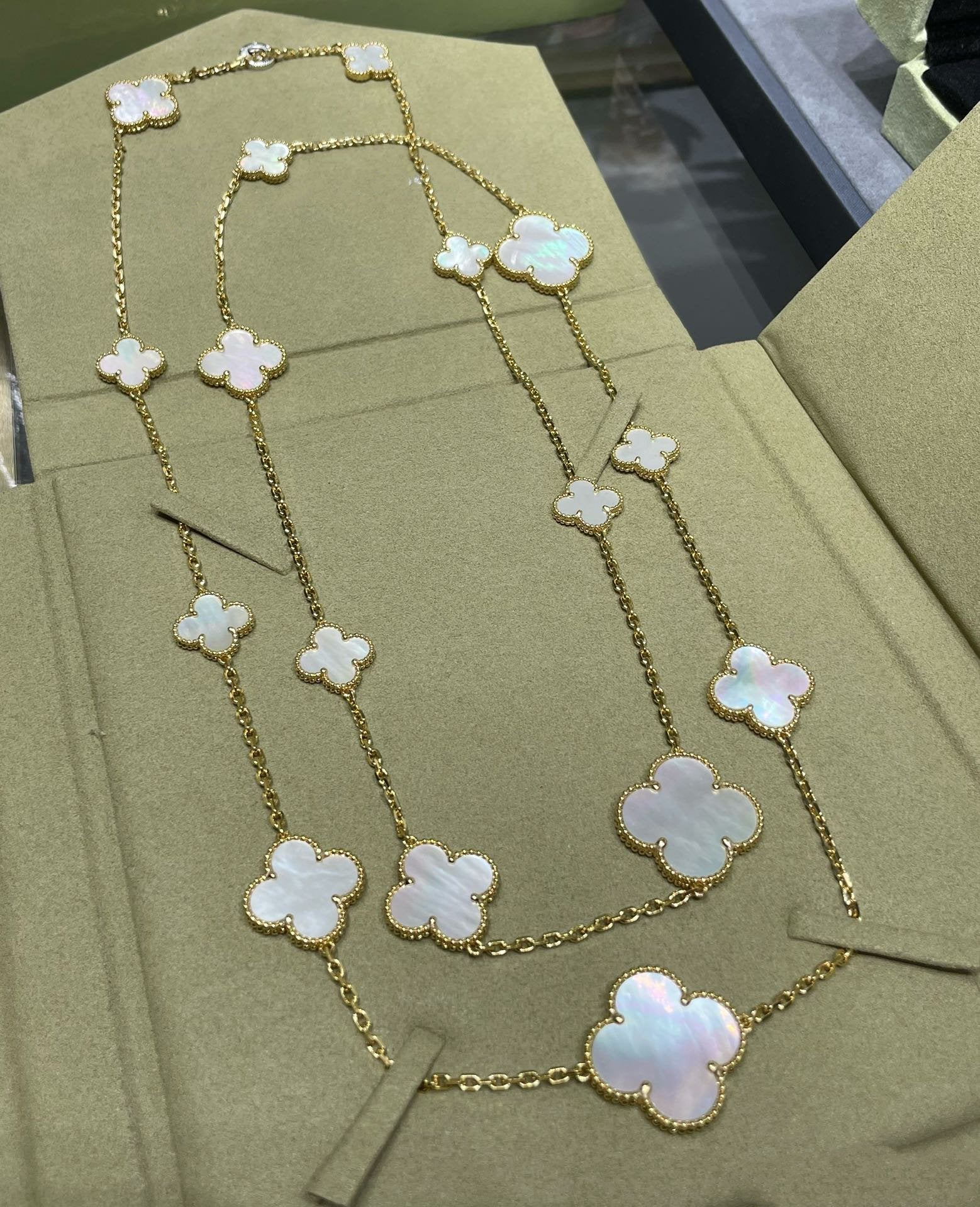 [Clover Jewelry]CLOVER 16 MOTIF WHITE MOP GOLD NECKLACE