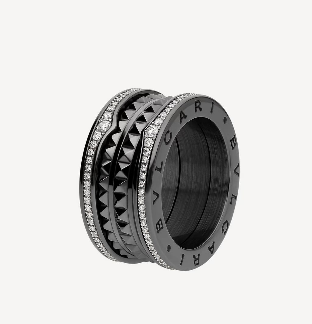 [Clover Jewelry]ZERO 1 ROCK VIERFACH-BAND-RING AUS SCHWARZER KERAMIK MIT NIETENVERZIERTER SPIRALE UND DIAMANTENBESATZ