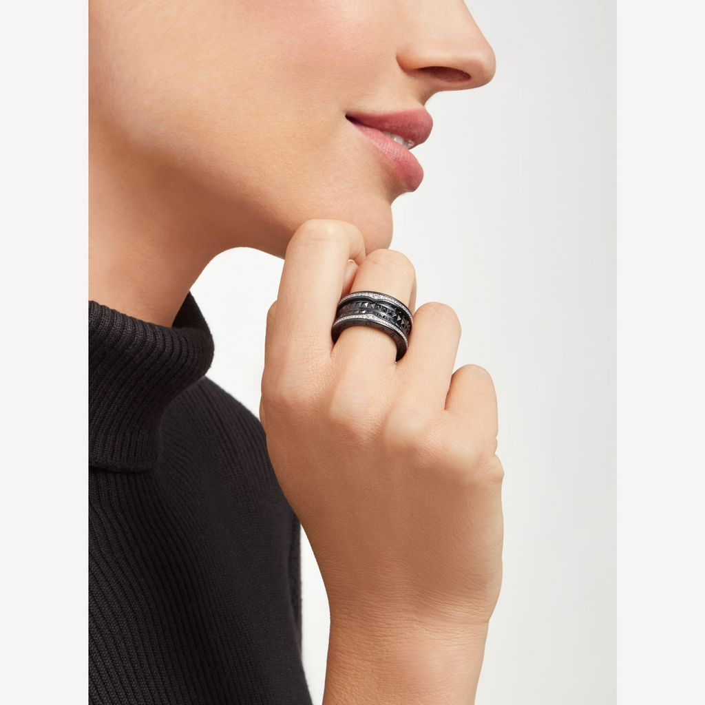[Clover Jewelry]ZERO 1 ROCK VIERFACH-BAND-RING AUS SCHWARZER KERAMIK MIT NIETENVERZIERTER SPIRALE UND DIAMANTENBESATZ