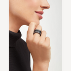 [Clover Jewelry]ZERO 1 ROCK VIERFACH-BAND-RING AUS SCHWARZER KERAMIK MIT NIETENVERZIERTER SPIRALE UND DIAMANTENBESATZ