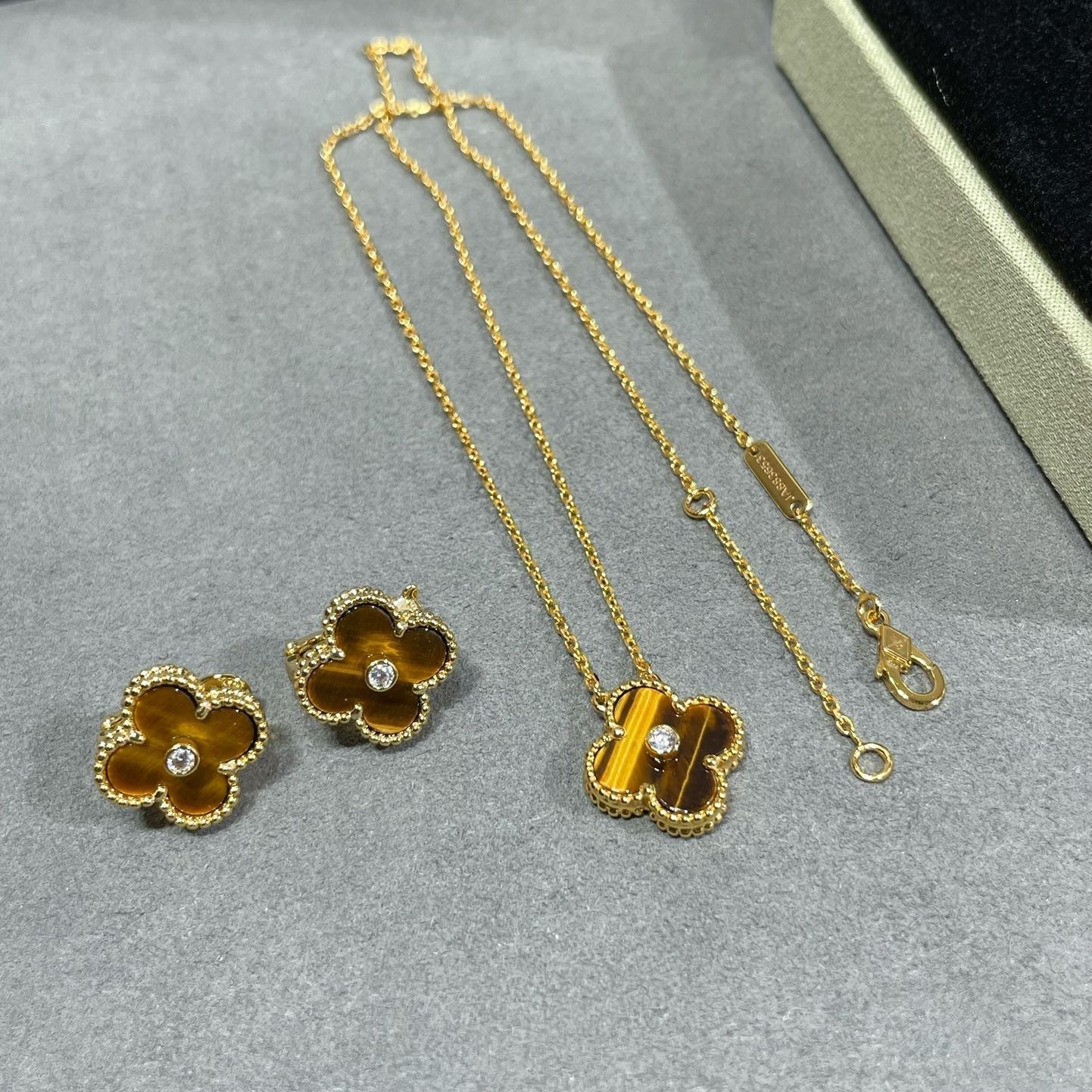 [Clover Jewelry]クローバー 15MM ダイヤモンドとイエロータイガーアイアゲートのネックレス