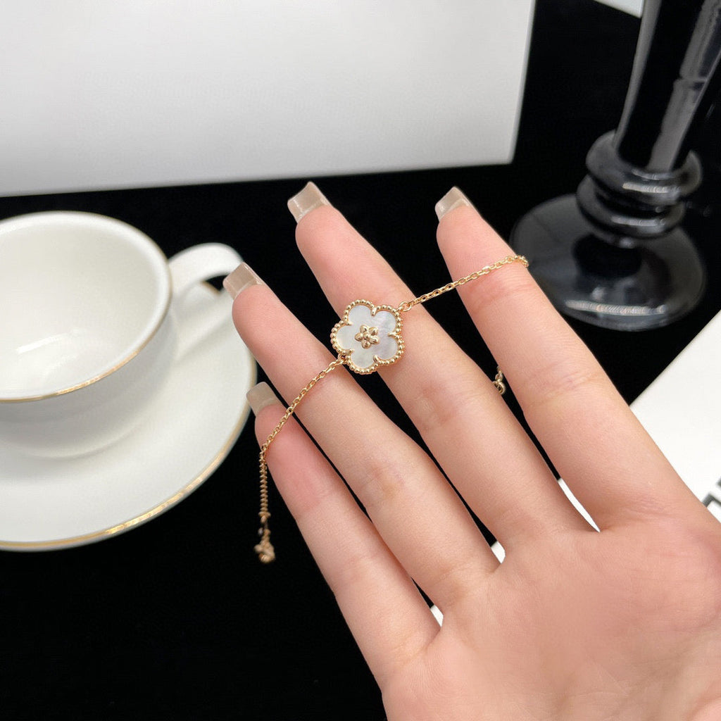 [クローバージュエリー]ラッキー 白蝶貝 梅の花 ネックレス