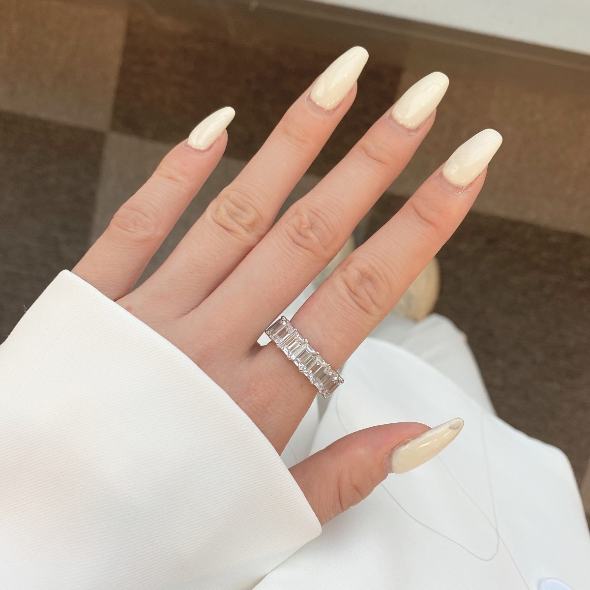 [Clover Jewelry]0.75 Karat Eleganter Tennisring mit Smaragdschliff