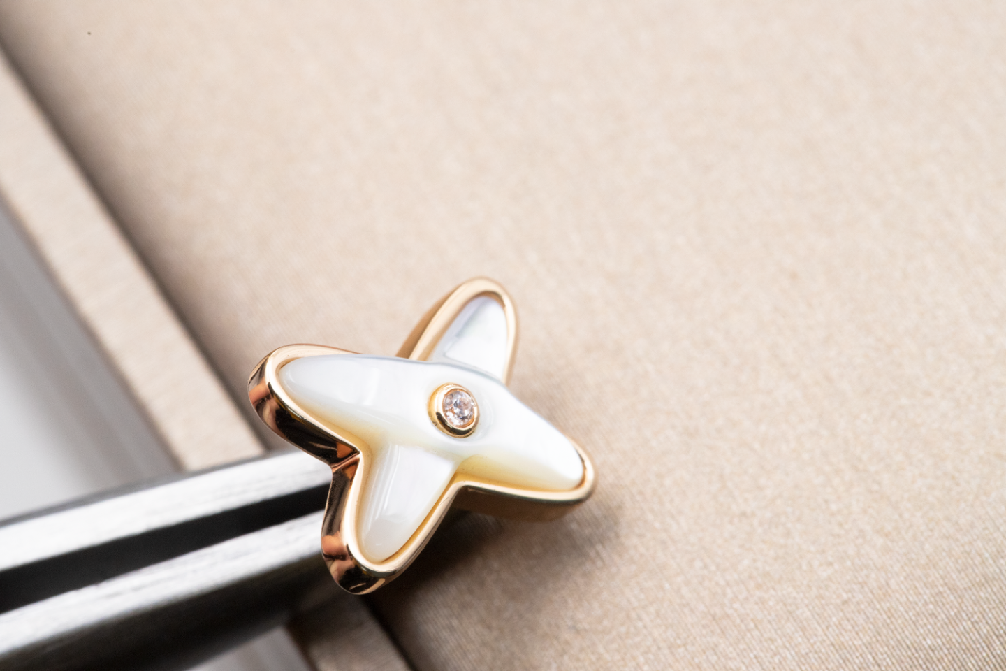 [Clover Jewelry]JEUX DE WHITE MOP ROSE GOLD DIAMOND EARRINGS
