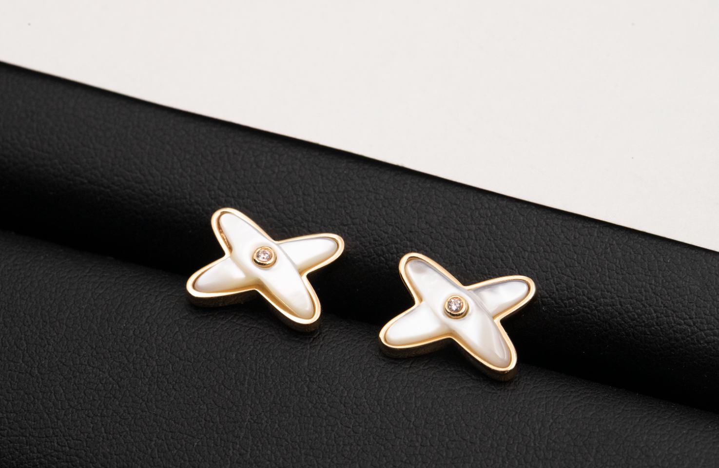 [Clover Jewelry]JEUX DE WHITE MOP ROSE GOLD DIAMOND EARRINGS
