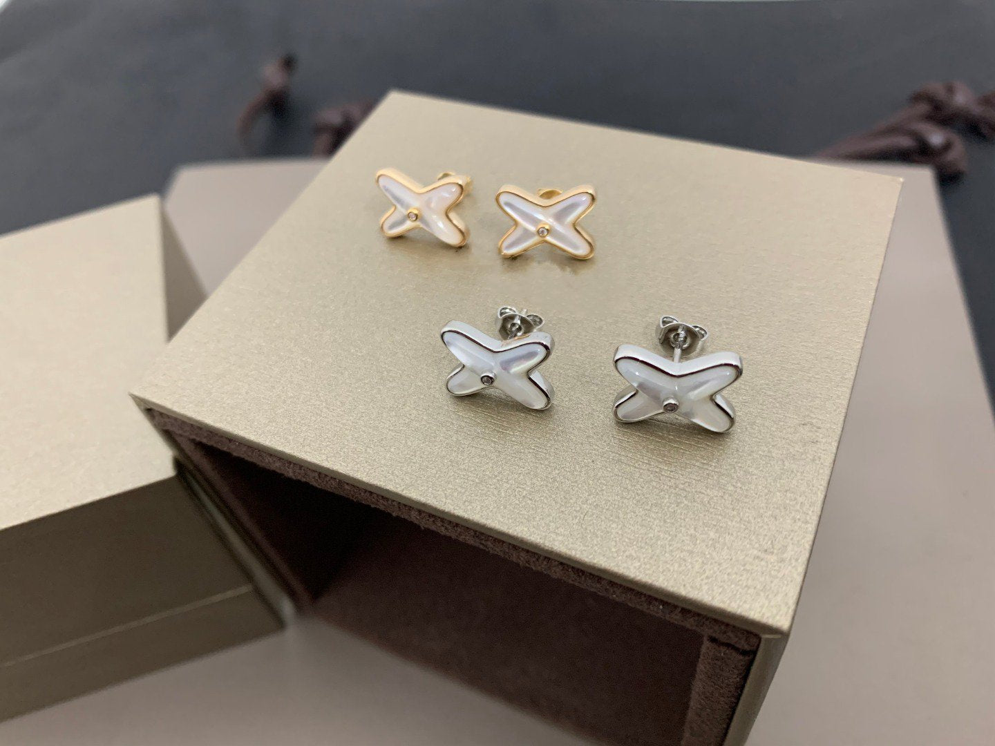 [Clover Jewelry]JEUX DE WHITE MOP SILVER DIAMOND EARRINGS
